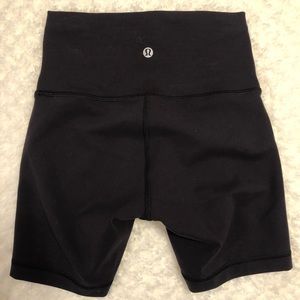 Lululemon Wunder Train shorts 6 in